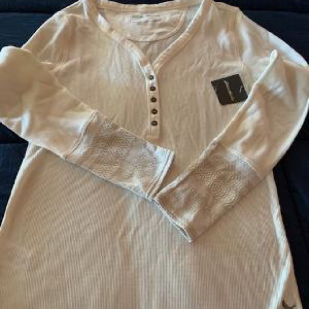 Eddie Bauer shirt w/ embroidered sleeve detail